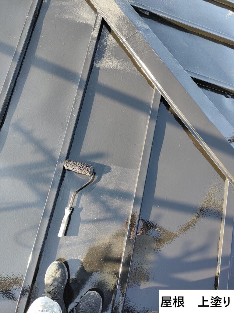 屋根の上塗りを行います。<br />
屋根の劣化を防ぎ雨漏りを防止するために適切なタイミングで塗装することが大切です。